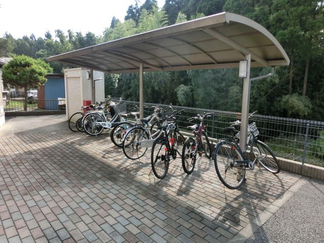 その他　屋根付きの駐輪場