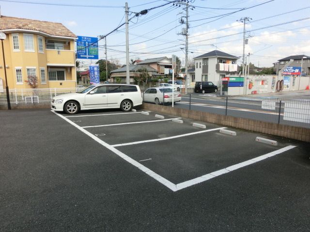 駐車場　敷地内に駐車場あります
