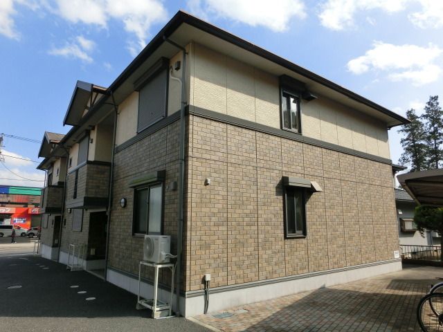 建物外観　スーパー・コンビニも徒歩圏内にあるアパートです。
