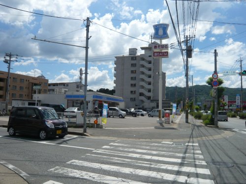 コンビニ　ローソン 片縄二丁目店（コンビニ）まで529m