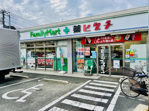 コンビニ　ファミリーマート薬ヒグチ川崎戸手本町店（コンビニ）まで394m