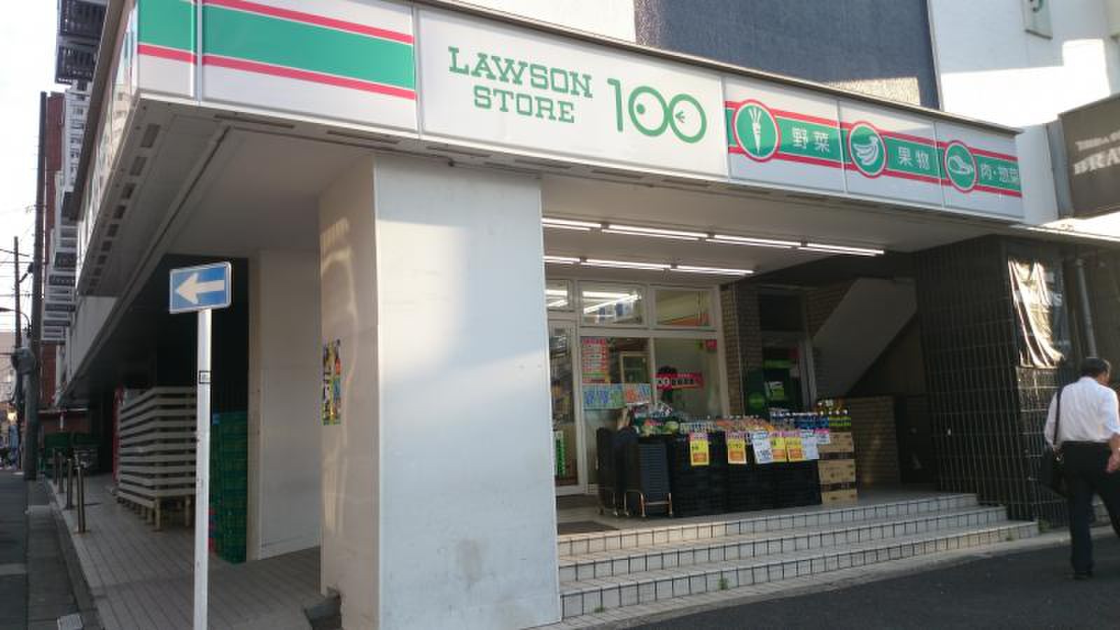 コンビニ　ローソンストア100新宿1丁目店（コンビニ）まで175m