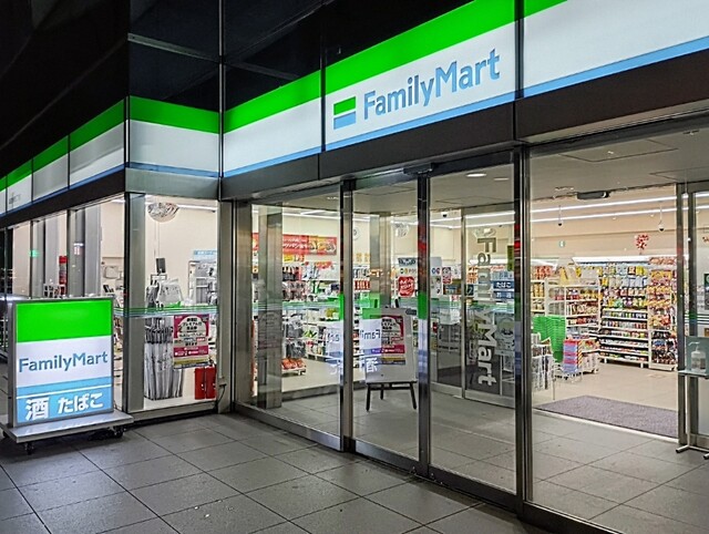 コンビニ　ファミリーマート靖国通り新宿五丁目店（コンビニ）まで253m