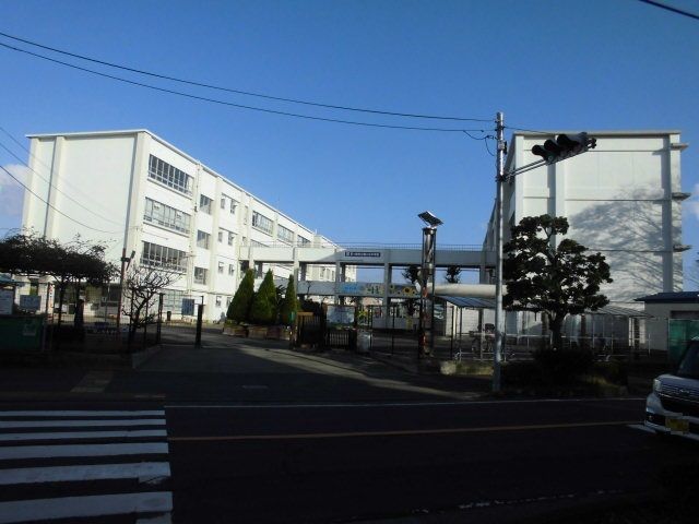 中学校　茅ヶ崎市立鶴が台中学校（中学校）まで582m