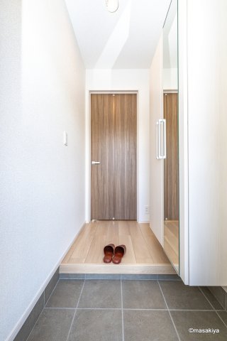 玄関　同タイプの画像です。色、仕様は若干異なる場合がございます。