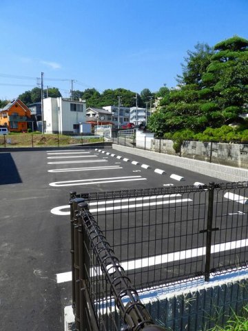 駐車場　駐車場があるので、車を買う予定の方も安心です