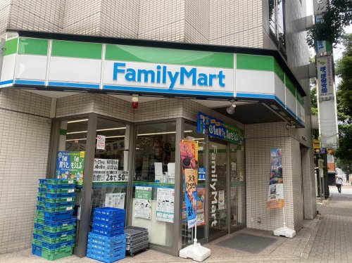 コンビニ　ファミリーマート 金山一丁目店（コンビニ）まで118m