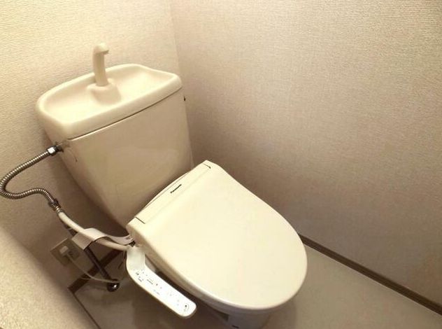 トイレ　ウォシュレット付きが嬉しいトイレです。