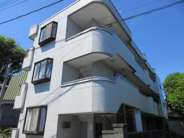 建物外観　鉄骨3階建て