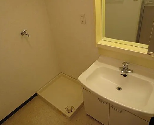 洗面設備　リフォーム前の写真になります。