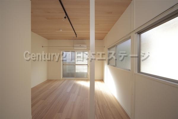 居室・リビング　２面に窓のあるお部屋です