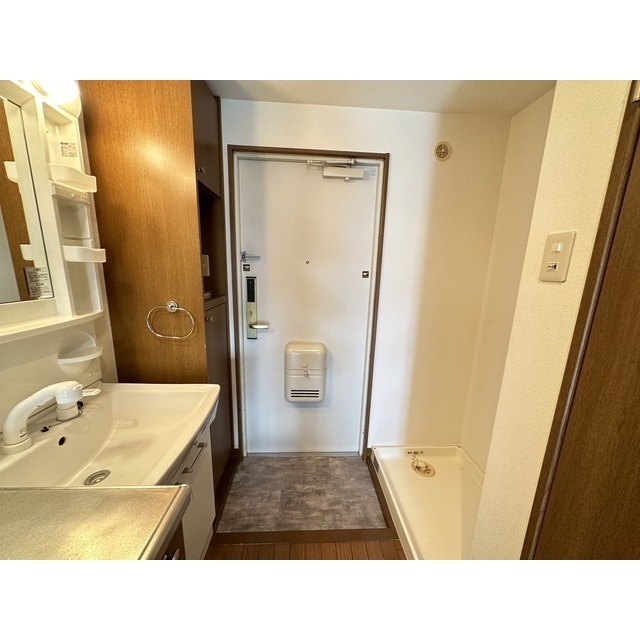 玄関　同タイプの部屋の写真です