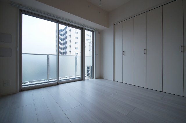 その他部屋・スペース　明るい色の床材を使用したお部屋です