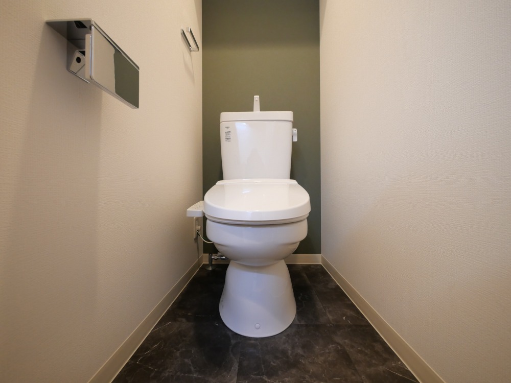 トイレ　落ち着いた色調のトイレです