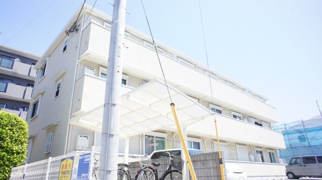 建物外観　オシャレな3階建ての建物です。