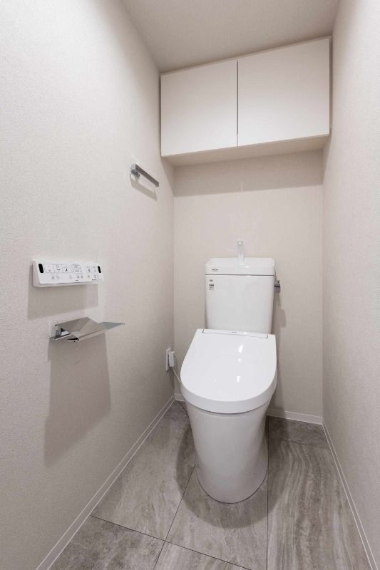 トイレ　落ち着いた色調のトイレです