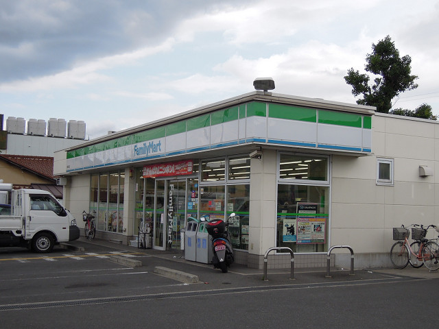 コンビニ　ファミリーマート（コンビニ）まで236m