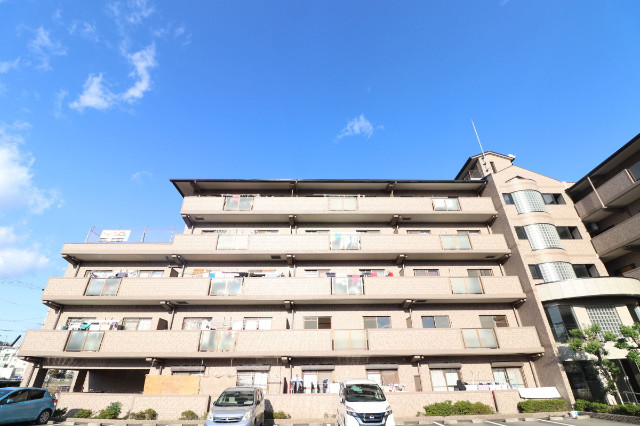 建物外観　鉄筋コンクリート造のマンションです