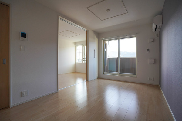 居室・リビング　同じ建物の別なお部屋