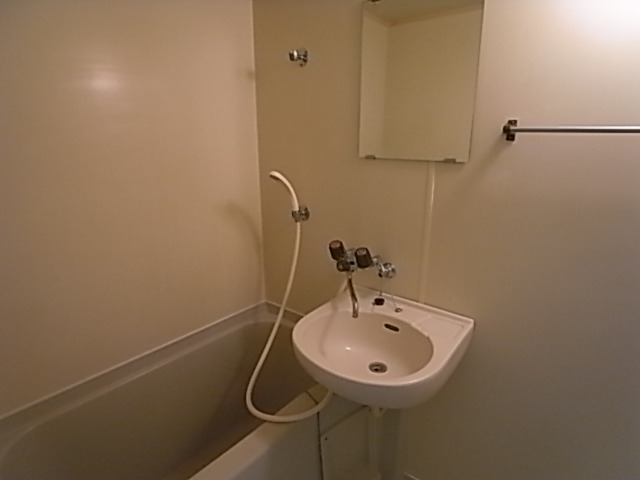 バス・シャワールーム　お風呂・トイレ別のセパレートはいいですね。