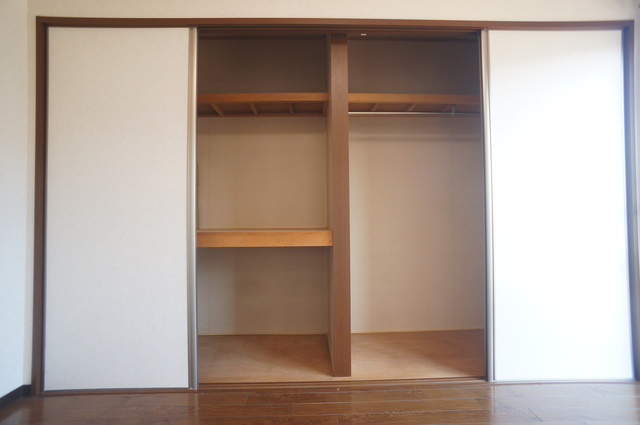 収納　パイプハンガーがあるのでたたまず衣類を掛けることができます♪