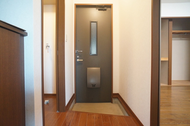玄関　玄関には靴箱もあるのですっきりおさまりそうですね☆