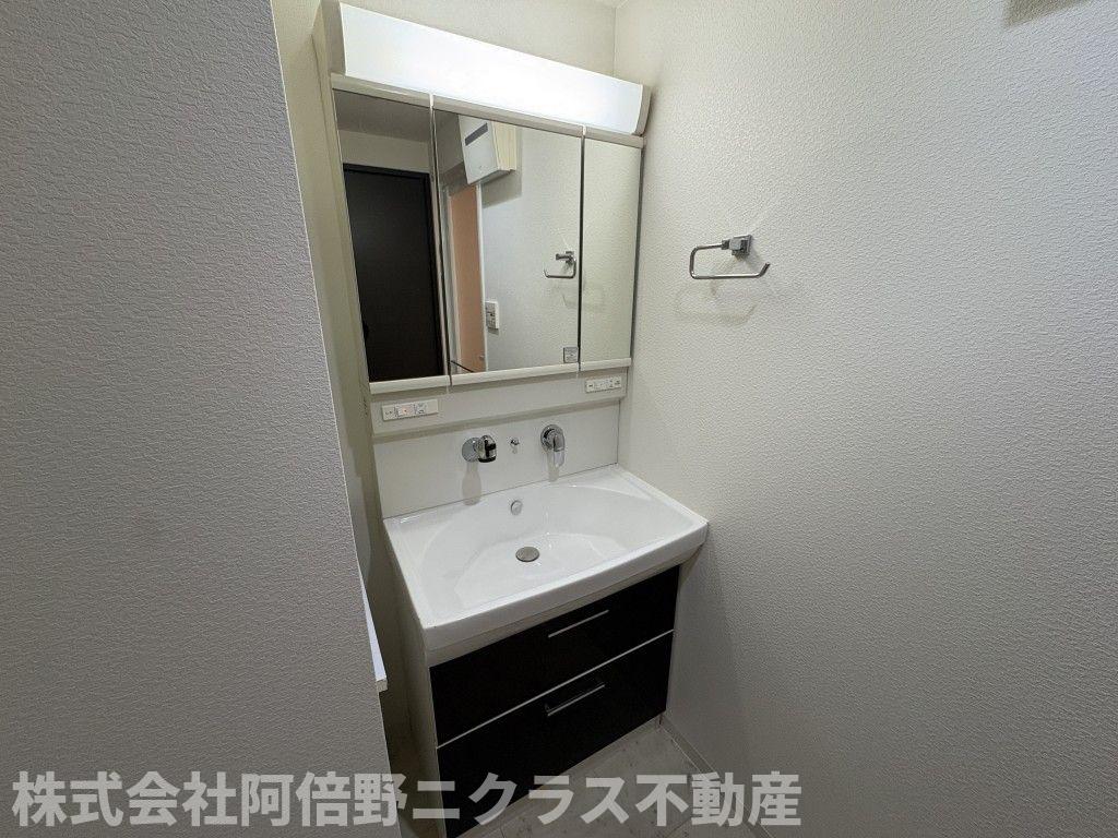 洗面設備　内装は別部屋の参考写真です。