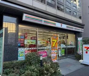 コンビニ　セブンイレブン西新橋3丁目店（コンビニ）まで74m