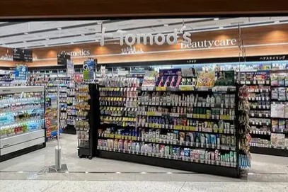 ドラックストア　トモズ虎ノ門ヒルズ森タワー店（ドラッグストア）まで392m