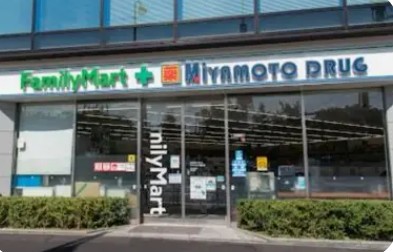 ドラックストア　ファミリーマート＋ミヤモトドラッグ御成門店（ドラッグストア）まで587m