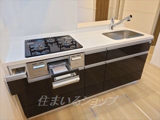 キッチン　３口ガスコンロ・グリル付きシステムキッチン
