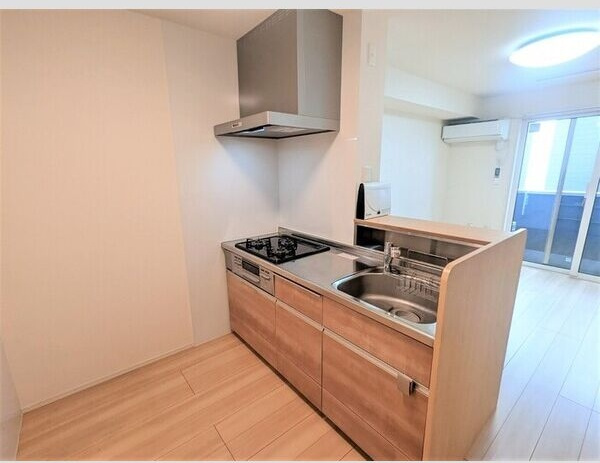 キッチン　※写真は同じマンションの違う部屋のもの。反転タイプ