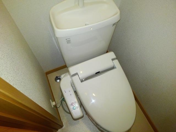 トイレ　温水シャワー付きトイレです