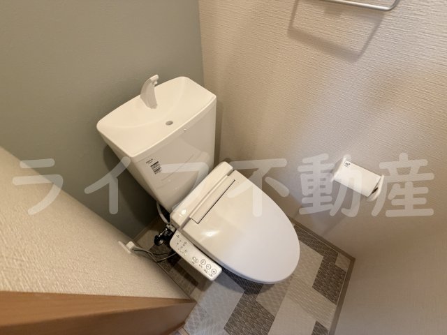 トイレ　落ち着いた色調のトイレです