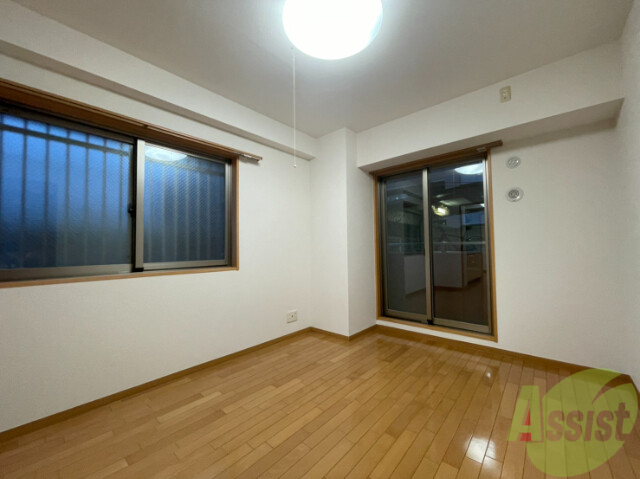 その他部屋・スペース　別の角度から洋室を撮影しました。日射しがあり明るい印象。