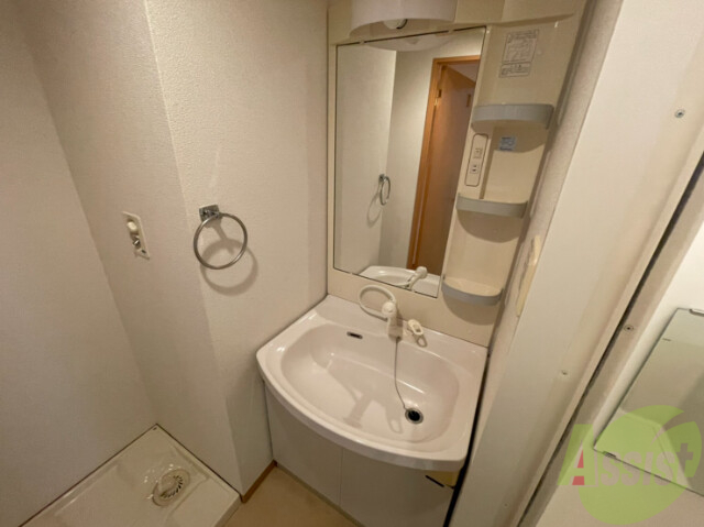洗面設備　洗面台です。シンプルなつくりなので、お手入れしやすそうです。