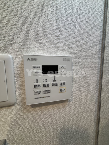 その他設備　建具カラー　奇数階:ホワイトアッシュ　偶数階:ウォルナット
