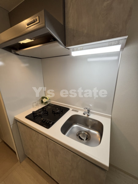 キッチン　建具カラー　奇数階:ホワイトアッシュ　偶数階:ウォルナット