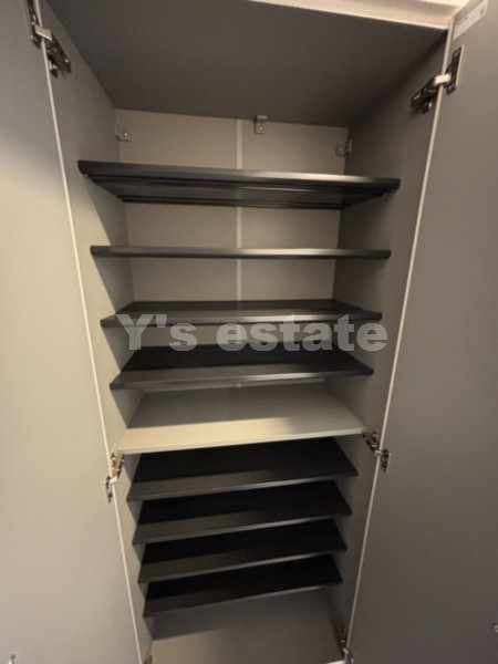 収納　建具カラー　奇数階:ホワイトアッシュ　偶数階:ウォルナット