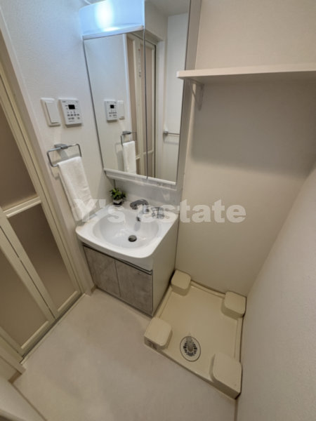 洗面設備　建具カラー　奇数階:ホワイトアッシュ　偶数階:ウォルナット