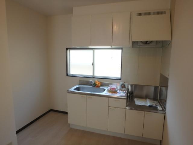 キッチン　※同タイプ部屋の写真です。