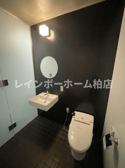 洗面設備　独立洗面台、小物を置くことができて便利です
