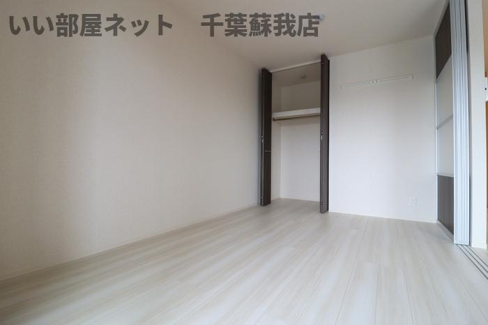 その他部屋・スペース　落ち着いた色調の寝室です
