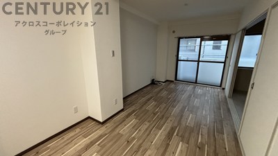 居室・リビング　床色が落ち着いた色合いで綺麗です♪