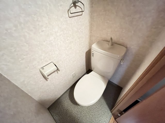 トイレ　落ち着いた色調のトイレです