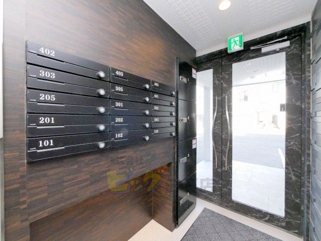 エントランス　留守中でも荷物が受け取れて便利な宅配ＢＯＸ完備しています♪