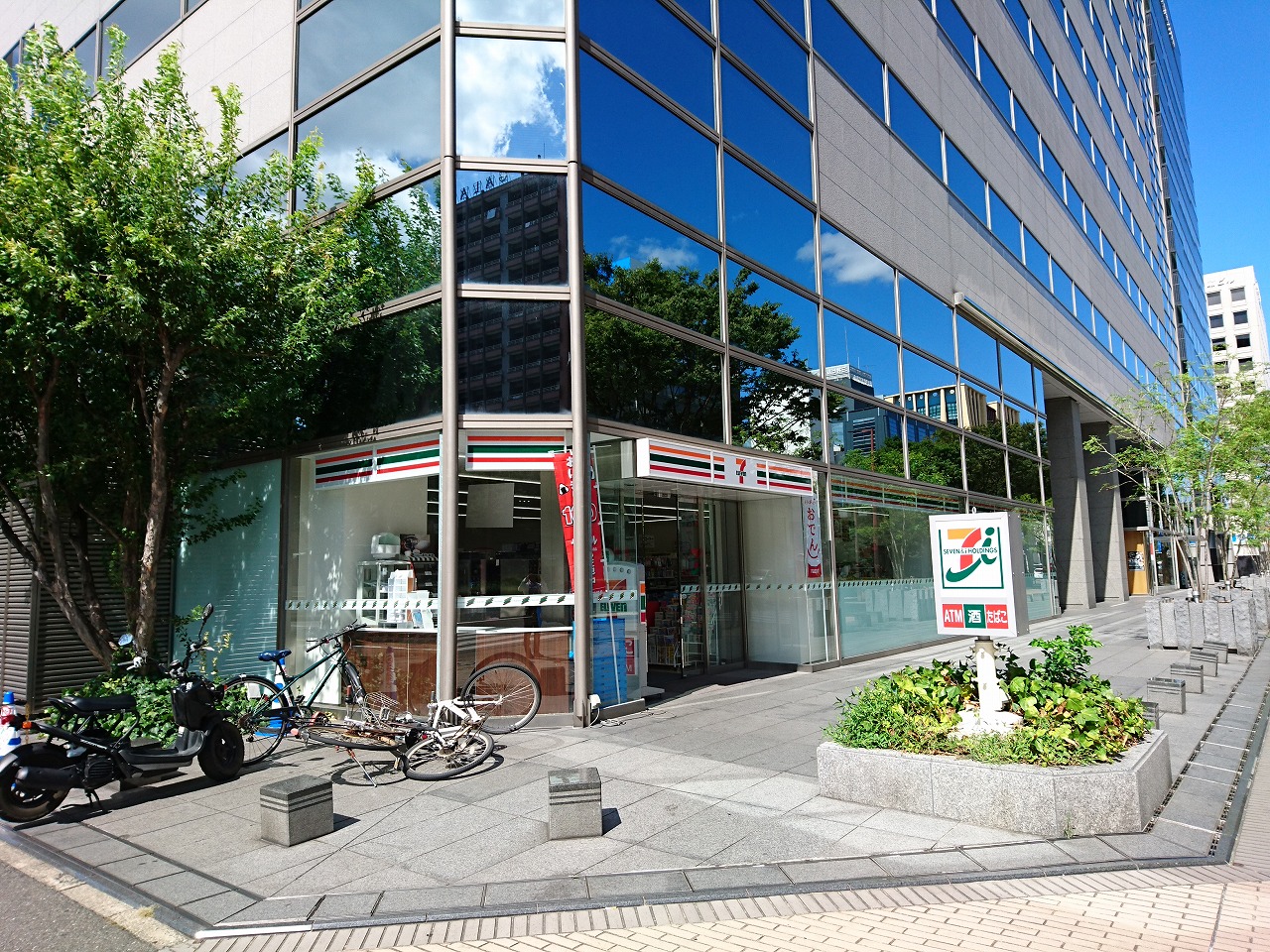 コンビニ　セブンイレブン博多三井ビル店（コンビニ）まで273m