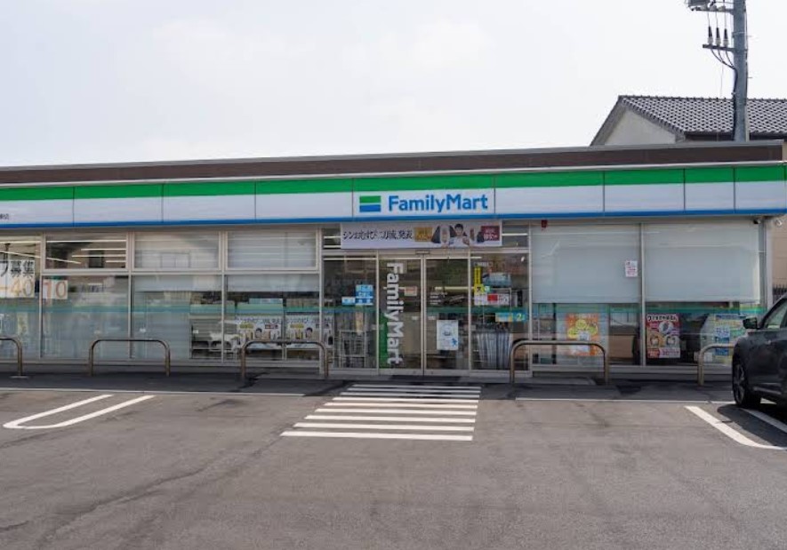 コンビニ　ファミリーマート 旭東店（コンビニ）まで1046m