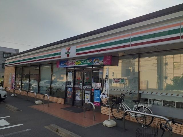コンビニ　セブンイレブン（コンビニ）まで730m