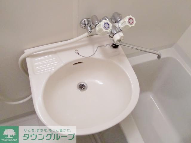 洗面設備　洗面台はお風呂と一緒です。